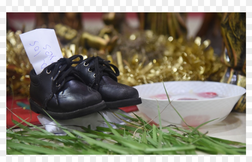 Los Niños Deben Preparar Esta Noche Sus Zapatos Y Proveer - Grass Clipart #6033775