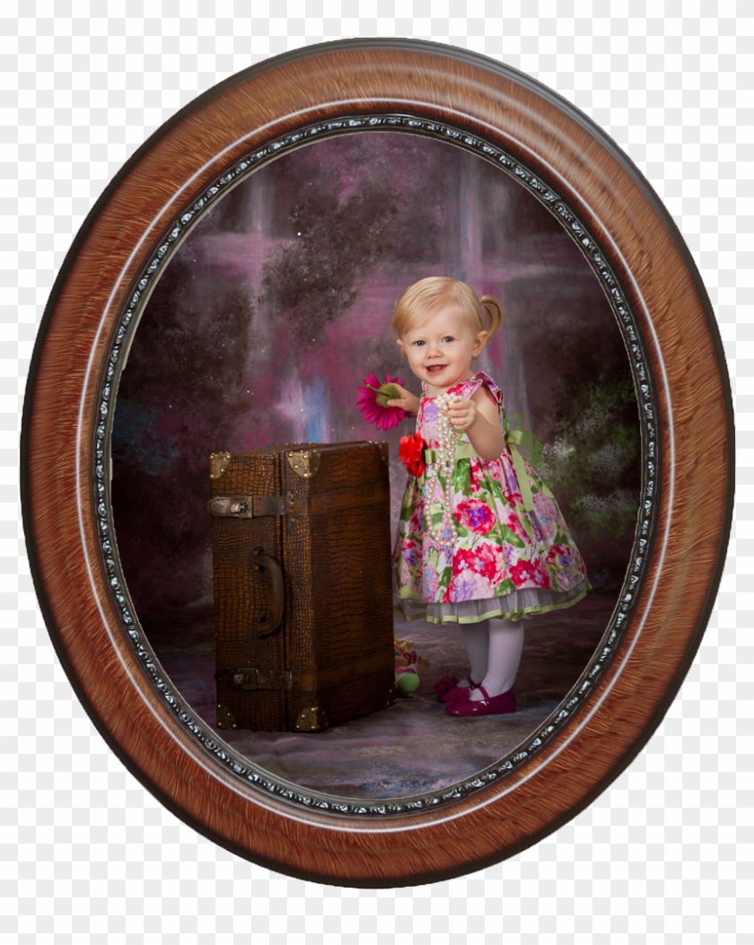 Lilly In An Oval Frame - Picture Frame Clipart
